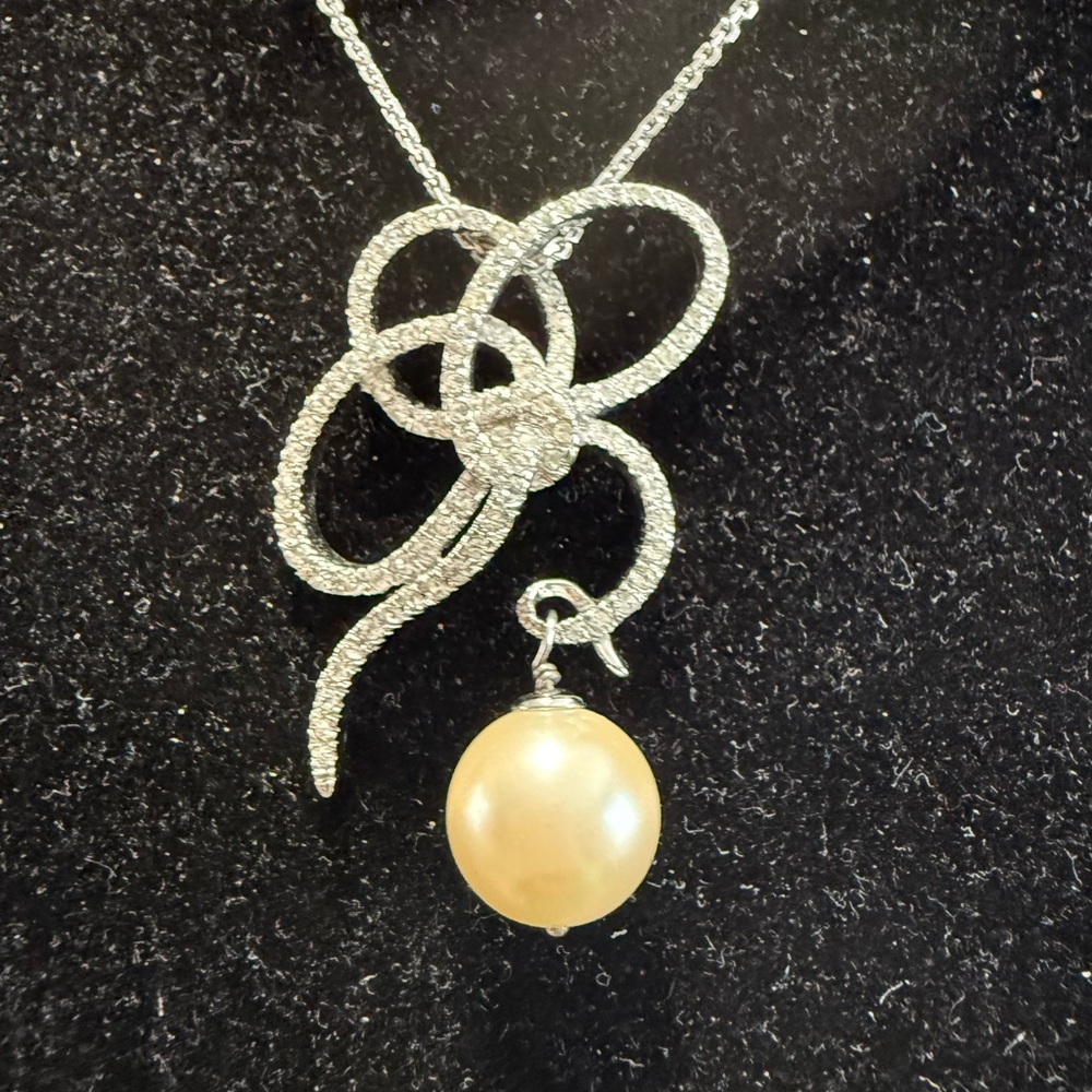 Carolee Necklace Large Pearl Wrapped In Silvertone And Crystals or Rhinestones